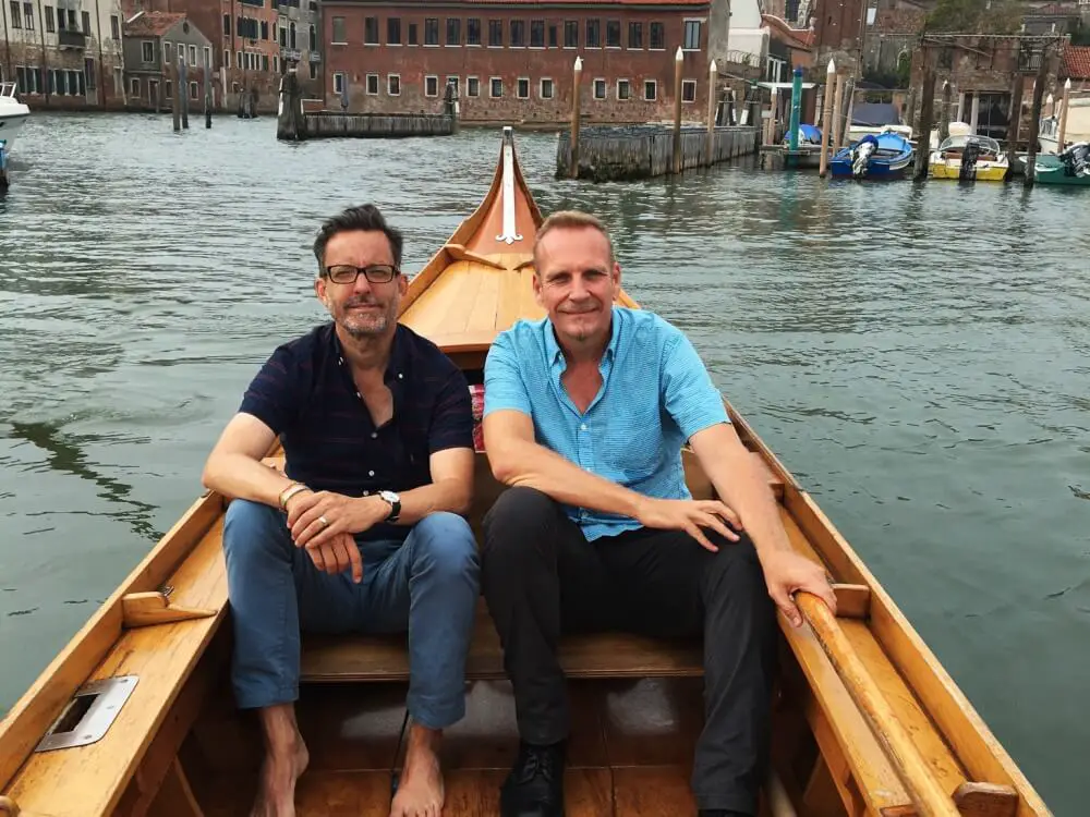 Learning Venetian gondola rowing us