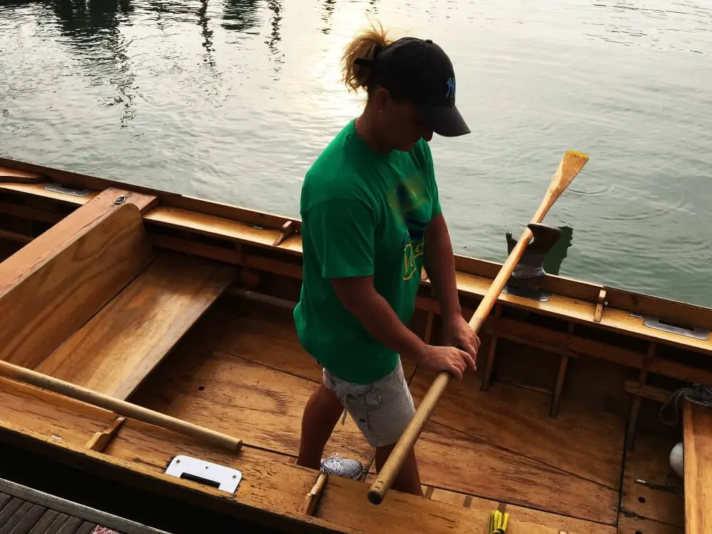 Venice learning to row a gondola instructions