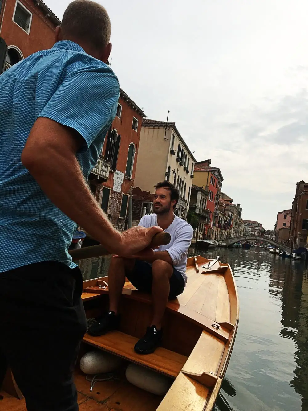 Venice rowing a gondola translator