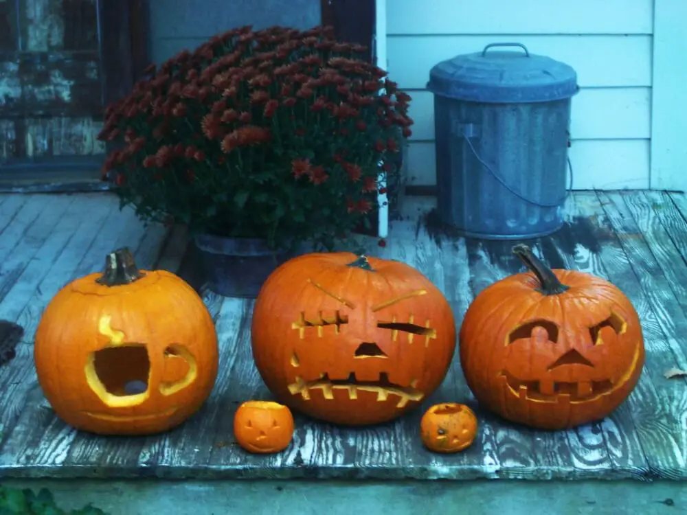 Top Ten Things to do in Hudson Valley in fall-jack o' lanterns on porch