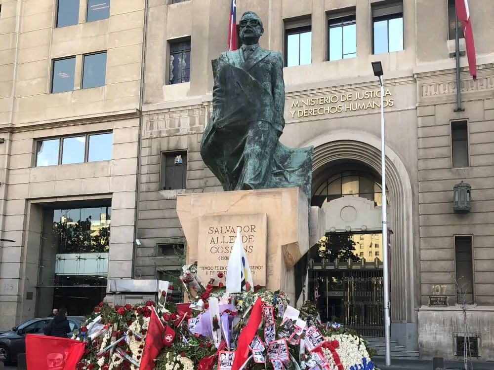 Santiago Salvador Allende statue