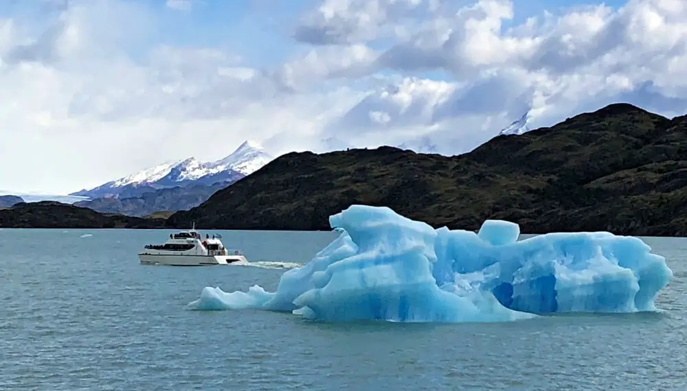 glacier cruise setting off 1