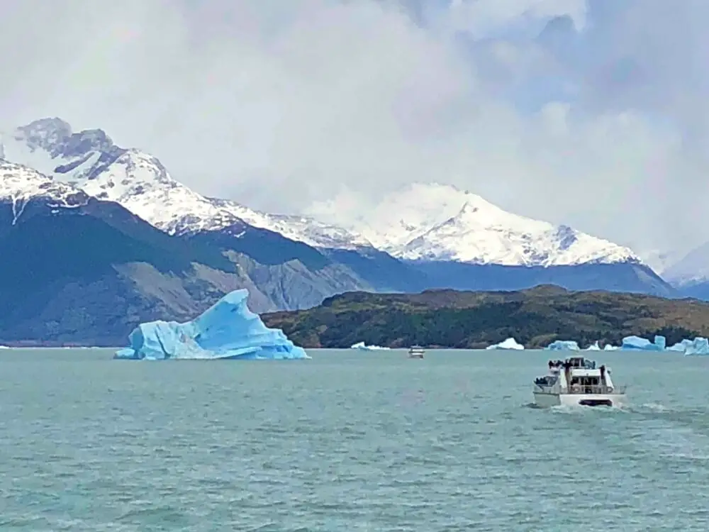 glacier cruise setting off