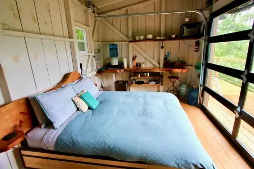Modern off-grid mountain cabin airbnb near Asheville NC in Blue Ridge Mountains